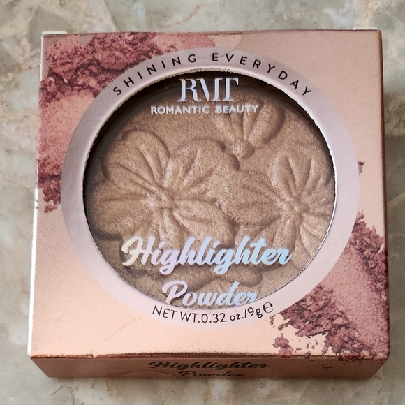 RMT Romantic Beauty Highlighter Powder - Picture 2 of 3
